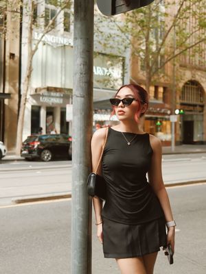 Lula Lahfah, Lula Lahfah Meninggal Dunia, Kenang 5 Penampilannya dengan Gaya Casual Chic, 1. Serba putih yang anggun, 2. Gaya santai di kafe, 3. Sentuhan pattern untuk tampilan malam, 4. Perpaduan preppy dengan rompi, 5. "Sleek black" yang berani