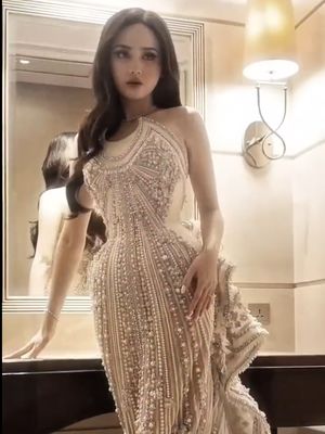 Syifa Hadju, Tex Saverio, 7 Gaya Syifa Hadju-El Rumi saat Resepsi, Glamor dan Penuh Statement, 1. Gaun couture penuh detail dari Tex Saverio, 2. Aksen train dramatis yang mencuri perhatian, 3. Nuansa warna champagne yang elegan, 4. Detail embellishment yang “extravaganza”, 5. Makeup glamor dengan sentuhan flawless, 6. Hairdo sleek yang mempertegas siluet, 7. Gaya klasik El Rumi yang melengkapi