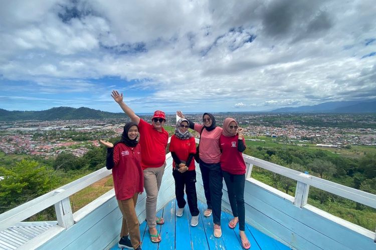 tempat wisata di Padang, Pantai Air Manis, Malin Kundang, 10 Tempat Wisata di Padang yang Wajib Dikunjungi Saat Liburan, 1. Pantai Air Manis, 2. Pantai Pasumpahan, 3. Pantai Nirwana, 4. Pantai Pasir Jambak, 5. Air Terjun Sarasah, 6. Air Terjun Lubuk Hitam, 7. Lubuk Paraku, 8. Bukit Nobita, 9. Danau Cimpago, 10. Museum Adityawarman