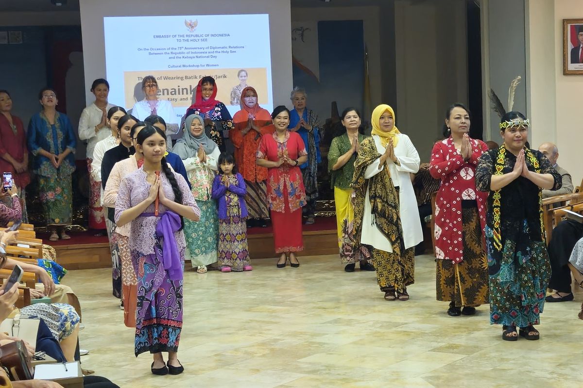 kain batik, kebaya Indonesia, 75 tahun hubungan diplomatik RI dan Vatikan, fashion show kebaya, belajar berkain, Fashion Show Kebaya dan Belajar Berkain Warnai Peringatan 75 Tahun Hubungan Diplomatik RI - Vatikan