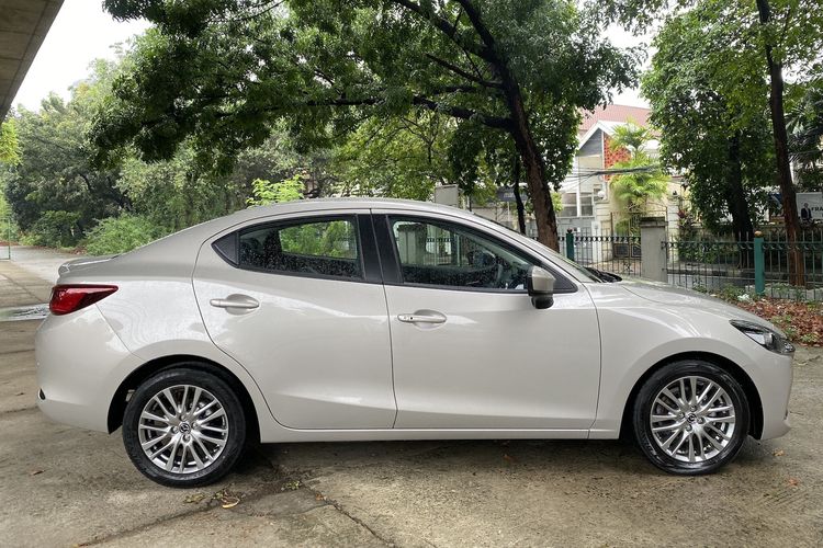 Mazda, Vios Hybrid, Toyota, Toyota Vios Hybrid, Komparasi Toyota Vios Hybrid dan Mazda 2 Sedan