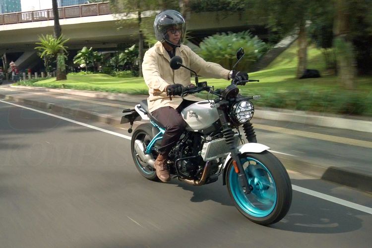 motor naked, Royal Enfield, tes lengkap, Royal Enfield Guerrilla 450, royal enfield, Tes lengkap Royal Enfield Guerrilla 450, Tes Lengkap Royal Enfield Guerrilla 450, Desain sampai Biaya Servis, Desain Royal Enfield Guerrilla 450, Spesifikasi dan Fitur Royal Enfield Guerrilla 450, Rasa Berkendara Royal Enfield Guerrilla 450, Biaya Kepemilikan Royal Enfield Guerrilla 450
