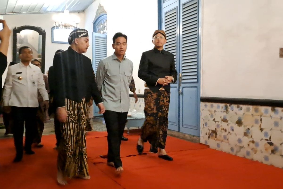 Jokowi, raja keraton Solo, gibran, PB XIII, Pakubuwono XIII, Raja Keraton Surakarta, Pakubuwono XIII meninggal dunia, Kala Jokowi dan Gibran Melayat Raja Keraton Solo PB XIII