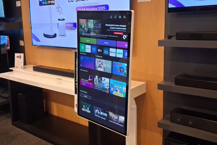 LG Smart Monitor Swing, fitur LG Smart Monitor Swing, 9 Fitur LG Smart Monitor Swing, Tak Cuma Layar Putar, 1. Desain fleksibel dan adjustable, 2. Layar Auto Pivot, 3. Mudah dipindah, tapi..., 4. Pemasangan praktis dengan "One Click Mount", 5. Layar IPS 4K 32 inci, touch screen, 6. Mendukung cakupan warna DCI-P3 95 persen, 7. Mendukung webOS, bisa rekomendasi tontonan , 8. Konektivitas ke WiFi, Bluetooth, dan perangkat lain, 9. Punya port USB Type-C dan HDMI