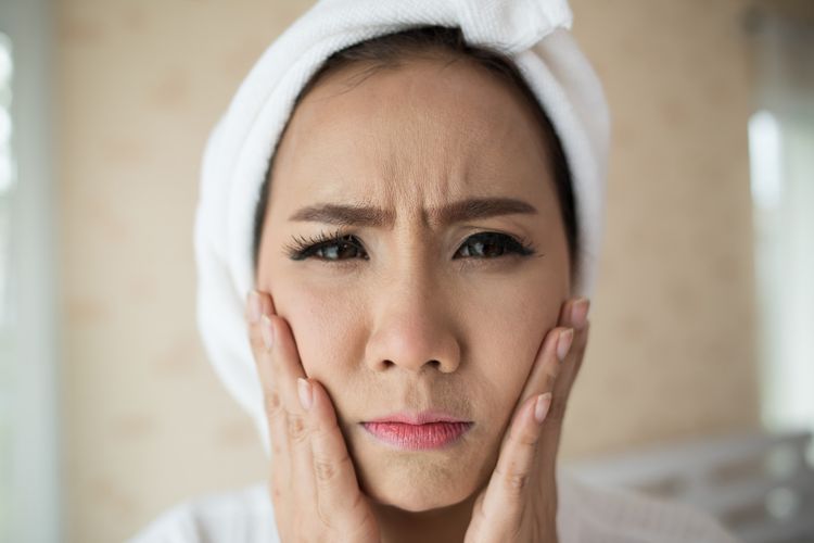 stres, stress, stres menambah kerutan wajah, apakah stres bikin kerutan wajah, apakah kerutan bisa bertambah karena stres, efek stres pada kerutan wajah, Apakah stres menyebabkan garis-garis halus, Apakah stres menimbulkan kerutan, dampak stres pada wajah, stres bikin keriput, Bisakah stres membuat Anda keriput, Apakah Stres Bisa Menimbulkan Kerutan di Wajah? Ini Penjelasan Ahli, Apakah stres menyebabkan garis-garis halus dan kerutan?, Apa dampak tidak langsung stres pada kulit?, Stres dan peradangan di kulit, Cara mencegah kerutan akibat stres