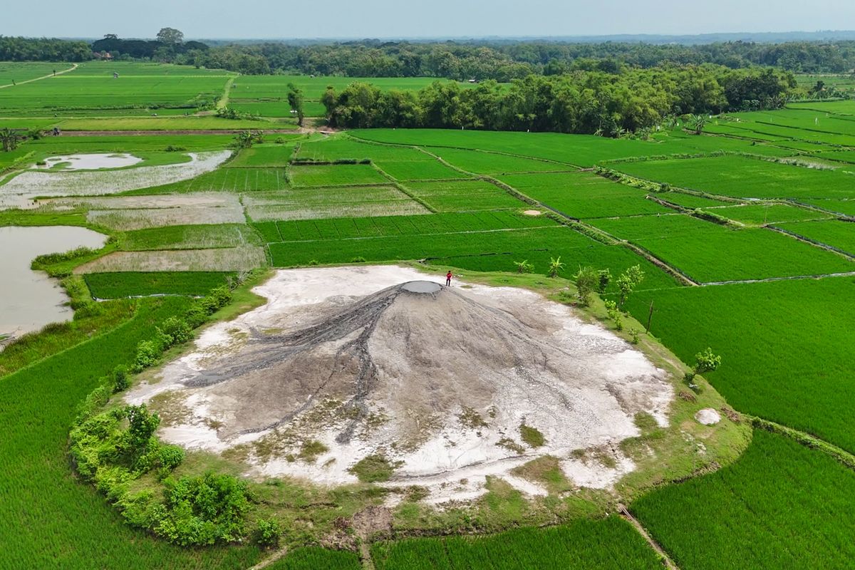Bledug Kramesan, bledug kramesan, bledug kramesan adalah, bledug kramesan grobogan, Tips Berkunjung ke Bledug Kramesan di Grobogan, Jangan Datang Siang, 1. Datang saat cerah, 2. Pakai sandal, 3. Datang pagi atau sore, 4. Bawa minum, 5. Jangan melakukan vandalisme dan membuang sampah sembarangan, 6. Jangan terlalu dekat dengan kawah