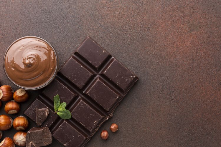 hormon stres, 6 Makanan yang Perlu Dikonsumsi Saat Stres, 1. Cokelat hitam, 2. Biji-bijian utuh, 3. Kacang-kacangan dan biji-bijian, 4. Sayuran hijau, 5. Ikan berlemak, 6. Buah beri
