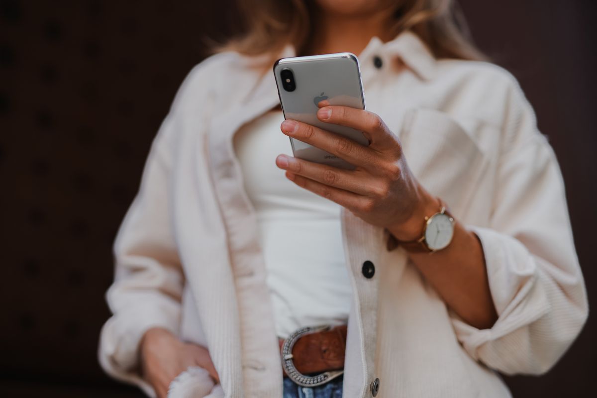 smartphone pinky, kesemutan, kekuatan genggaman tangan, gangguan tangan, tangan pegal, Smartphone Pinky, Fenomena Baru Akibat Pegang Ponsel Kelamaan, Apa itu smartphone pinky?, Kenapa bisa terjadi?, Apakah berbahaya?, Cara menghindari smartphone pinky