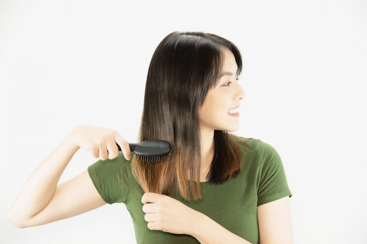 rambut rontok, Mengapa Rambut Mudah Rontok? Ini Penyebab dan Solusi yang Perlu Diketahui, Memahami Siklus Rambut, Penyebab Rambut Mudah Rontok, Tanda Kerontokan yang Perlu Diwaspadai, Solusi dan Cara Mengatasinya, 1. Perbaiki pola makan, Tidak Selalu Permanen