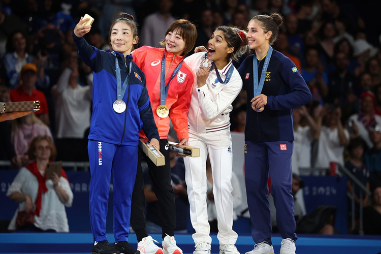 Samsung, Ponsel lipat, Samsung Bekali Atlet Olimpiade dengan Ponsel Lipat Emas Galaxy Z Flip 7 Milano Cortina 2026