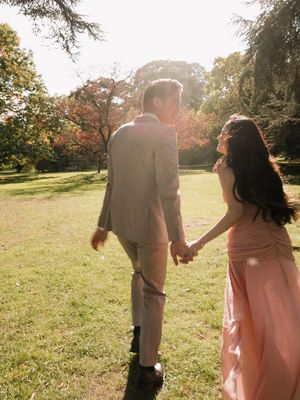 prewedding, Syifa Hadju, 7 Gaya Prewedding Syifa Hadju dan El Rumi di London, Nuansa Dreamy, 1. Strapless dress fitted Syifa Hadju, 2. El Rumi tampil dengan jas beige, 3. Gaya rambut Syifa Hadju bergelombang, 4. Makeup, 5. Pose di Depan Rumah Kaca, 6. Jalan di Tengah Cahaya Matahari