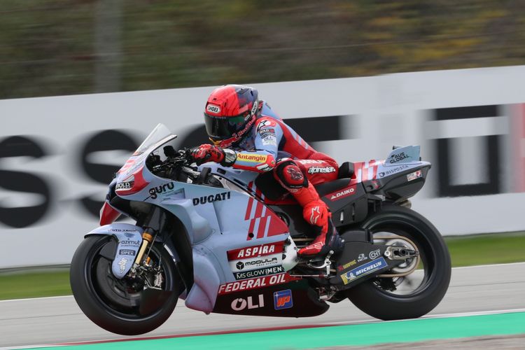 Valentino Rossi, Marc Marquez, motogp 2025, MotoGP Jepang 2025, marc marquez juara dunia 2025, Marc Marquez atau Valentino Rossi, Akhiri Debat Siapa GOAT MotoGP?, Dari Cedera Parah ke Titik Terendah, Tinggalkan Honda, Bangkit Bersama Ducati, Mengakhiri Debat GOAT?