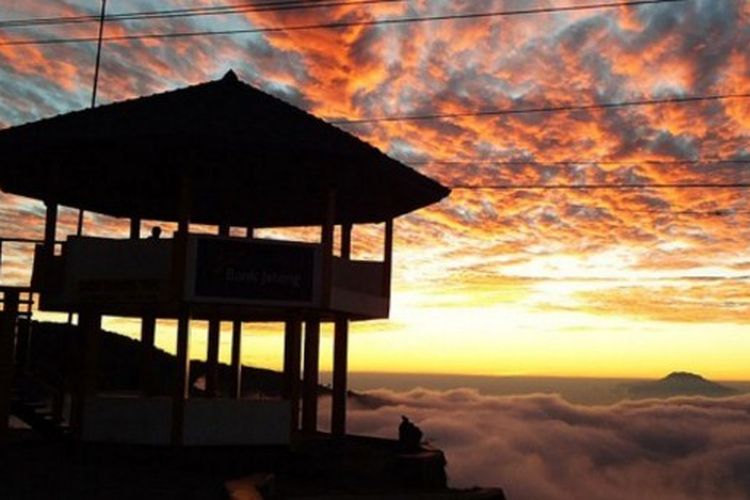 Dieng, 7 Pilihan Wisata Dieng, dari Pemandian Air Panas sampai Bukit Panorama, 1. D’Qiano Hot Spring Water Park, 2. Sumur Jalatunda, 3. Kawah Candradimuka, 4. Golden Sunrise Bukit Sikunir, 5. Gardu Pandang Tieng (GPT), 6. Bukit Scooter Dieng, 7. Bukit Ratapan Angin