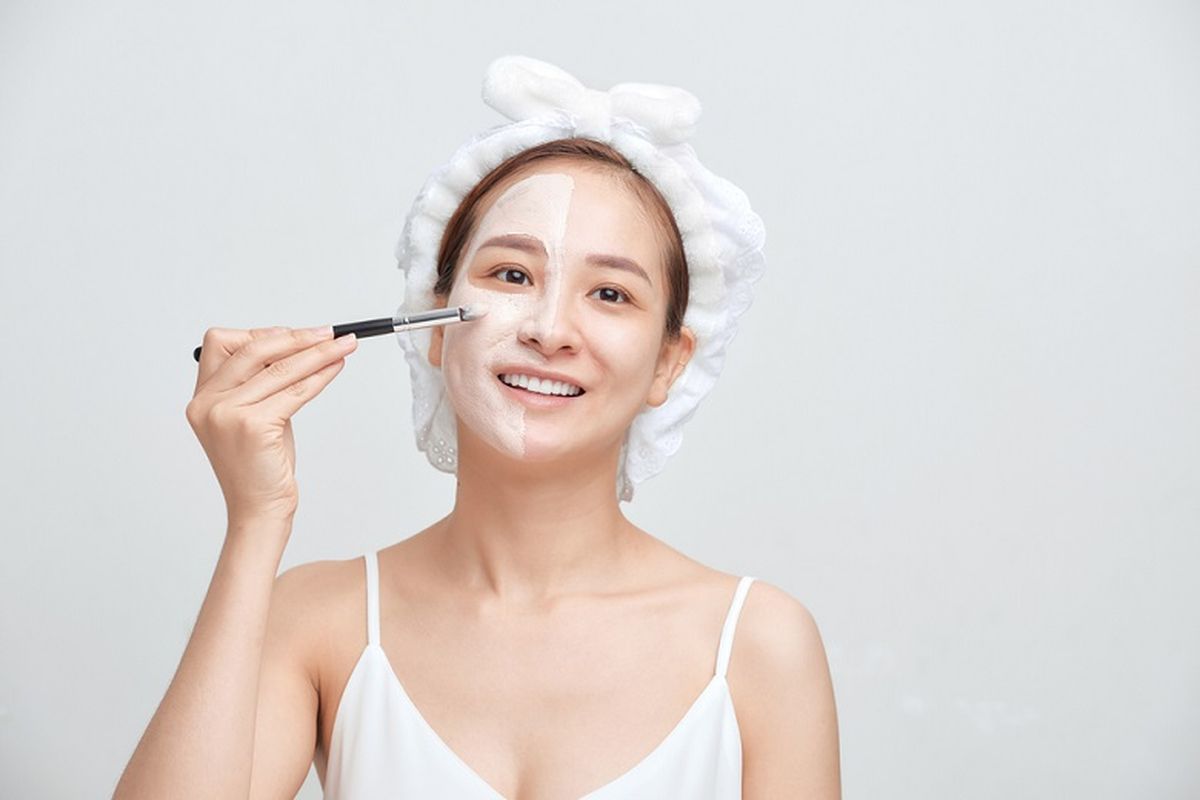 cara memakai masker wajah, manfaat masker wajah, cara efektif agar masker wajah bekerja maksimal, cara memakai masker wajah yang benar, cara efektif memakai masker wajah, 4 Cara Efektif Memakai Masker Wajah, Gunakan Alat Pendukung, 1. Lapisi dengan serum atau toner, 2. Gunakan multi masker, 3. Memakai alat pendukung, 4. Gunakan masker untuk relaksasi