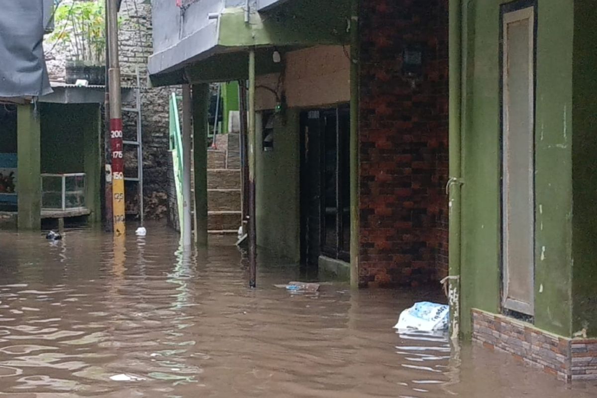 BPBD DKI Jakarta, Banjir di 17 RT Jaktim–Jakbar Dipicu Luapan Ciliwung dan Pesanggrahan, Air Capai 1,5 Meter, Apa penyebab utama banjir di Jakarta kali ini?, Wilayah mana saja yang terdampak banjir?, Apakah banjir juga mengganggu akses jalan?, Langkah apa yang dilakukan BPBD DKI Jakarta?