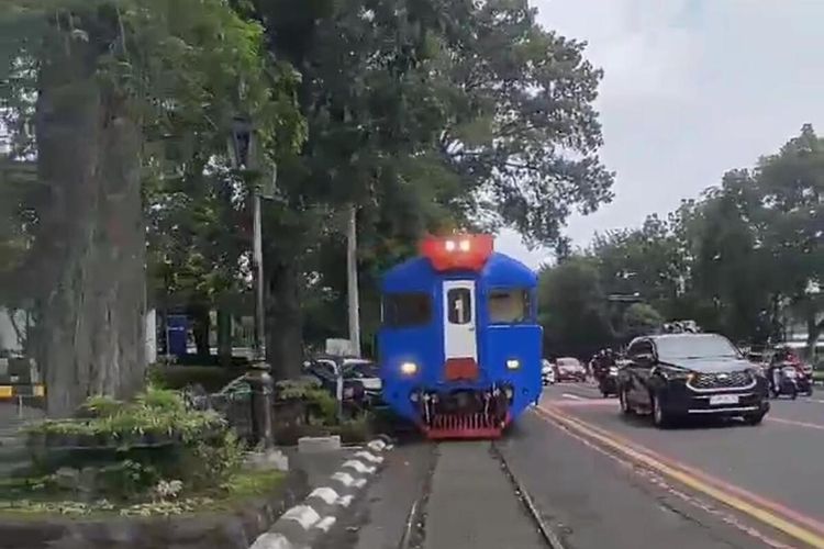 SOLO, Solo, Daihatsu Xenia, daihatsu xenia, mobil tertabrak kereta api, KA Batara Krena, mobil ojek online, Mobil Taksi Online Tertabrak KA Batara Kresna di Solo, Sopir Kurang Waspada