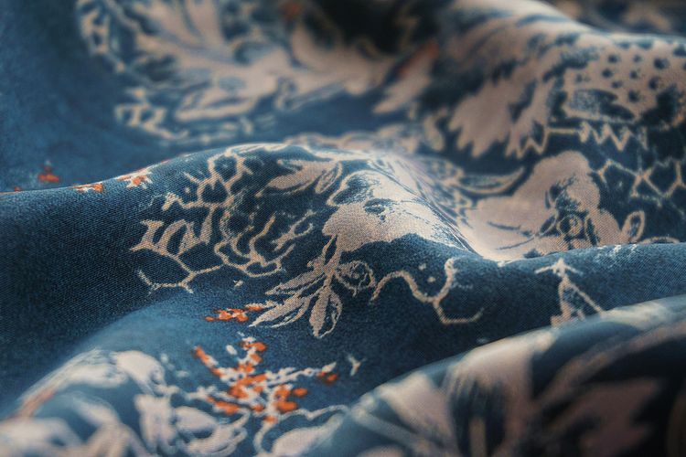 batik, Dave Tjoa, kain, 4 Cara Merawat Kain Batik agar Awet Dipakai Bertahun-tahun, 1. Menjaga kondisi ruangan tetap kering untuk mencegah jamur pada kain batik, 2. Membersihkan debu secara berkala tanpa merusak serat kain, 3. Menggunakan bahan pencuci yang lembut agar warna batik tetap terjaga, 4. Menghindari paparan sinar matahari langsung saat menjemur batik