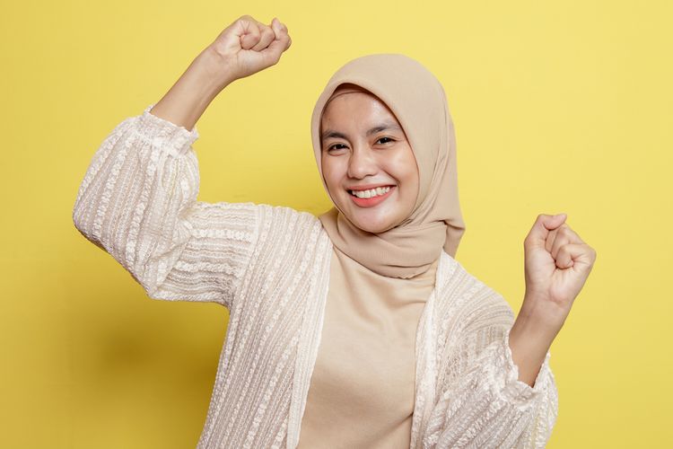 memilih warna hijab, undertone kulit, undertone kulit berdasarkan warna nadi, cara menentukan warna hijab sesuai undertone kulit, cara memilih warna hijab, cara memilih warna hijab sesuai warna kulit, memilih warna hijab sesuai kulit, 5 Cara Memilih Warna Hijab yang Cocok Berdasarkan Undertone Kulit, 1. Kenali undertone kulit dari warna nadi, 2. Perhatikan reaksi kulit saat memakai perhiasan, 3. Sesuaikan warna hijab dengan undertone kulit, 4. Pilih warna hijab sesuai tujuan penampilan, 5. Jangan takut bereksperimen