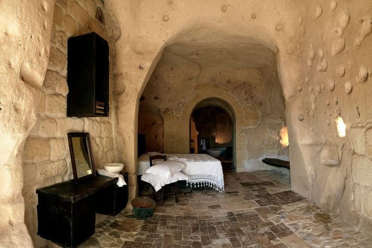 7 Pengalaman Menginap Unik untuk Memulai Tahun 2026, 1. Desert Bubble di Gurun Sahara, Maroko, 2. Sextantio Le Grotte Della Civita, Matera, Italia, 3. Safari Lodge di Savana Afrika, Tanzania, 4. Hotel Costa Verde, Kosta Rika, 5. Taj Lake Palace, Udaipur, India, 6. Motel Pioneertown, California, Amerika Serikat Pioneertown Motel, 7. Resor Apukka, Lapland, Finlandia