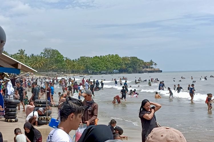 wisatawan, Wisata Banten, pantai anyer, provinsi banten, BXSea, pantai Banten, Gerbang Curug Putri, 4,9 Juta Orang Piknik ke Banten Bulan Agustus 2025, Ini 11 Destinasi Wisata yang Menarik!, Pantai Anyer, Taman Nasional Ujung Kulon, Taman Mangrove Ketapang, Curug Cihear, Masjid Agung Banten, Pantai Bugel Camara, Gerbang Curug Putri, Rumah Hutan Cidampit, Ocean Park BSD City Serpong, Scienta Square Park