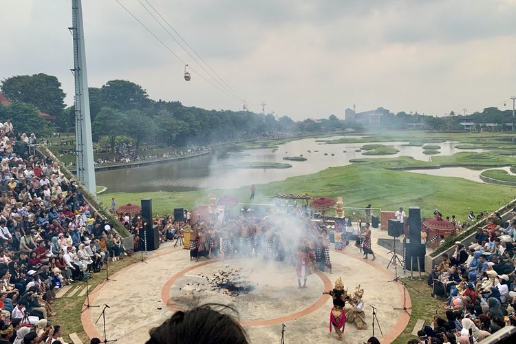 tari kecak di Taman Mini Indonesia Indah, tari kecak TMII, tari kecak di taman mini indonesia indah, tari kecak tmii, potret tari kecak di taman mini indonesia indah, jadwal tari kecak di taman mini indonesia indah, BERITA FOTO: Potret Tari Kecak Taman Mini yang Padat Penonton