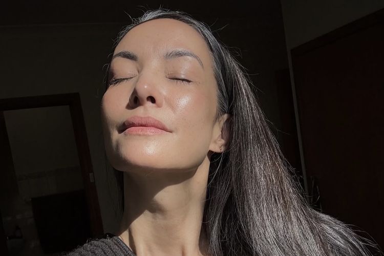 Nadya Hutagalung, rambut beruban, uban, Nadya Hutagalung uban, rambut uban, penyebab rambut beruban, rambut beruban karena apa, apa penyebab muncul uban, Nadya Hutagalung Bangga Punya Uban, Apa Saja Faktor Penyebab Rambut Beruban?, 1. Penurunan produksi melanin, 2. Faktor usia dan genetik, 3. Paparan radikal bebas, 4. Kekurangan nutrisi, 5. Gangguan kesehatan tertentu, 6. Gaya hidup yang tidak sehat