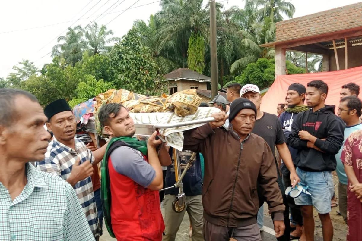 Pasaman Barat, genangan air, jenazah ditandu, banjir di pasaman barat, Pasaman Barat diguyur hujan lebat, sumatera barat, jenazah Ditandu karena banjir, Jenazah Warga Pasaman Barat Ditandu Menembus Banjir, Akses Jalan Nasional Masih Putus Total