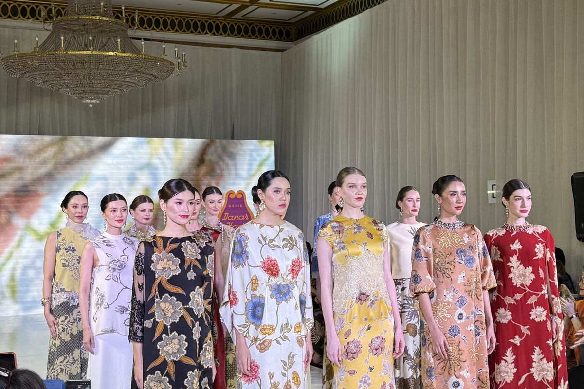 Sekar Setaman, Danar Hadi, batik, perempuan Indonesia, Makna Sekar Setaman, Danar Hadi Hadirkan Potret Perempuan Indonesia, Mencerminkan Perempuan Indonesia, Awal Tahun, Simbol Mekarnya Semangat Baru, Makna Bunga sebagai Bahasa Koleksi, Representasi Perempuan Indonesia Masa Kini