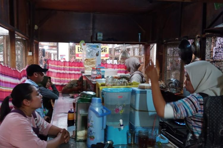 Salatiga, Sehari Keliling Salatiga, Menikmati Sop Legendaris sampai Hutan Pinus yang Sejuk, 1. Pasar Raya Salatiga, 2. Es Kesambi, 3. Wisata Alam di Kopeng Tree Top, 4. Sate Sapi Suruh
