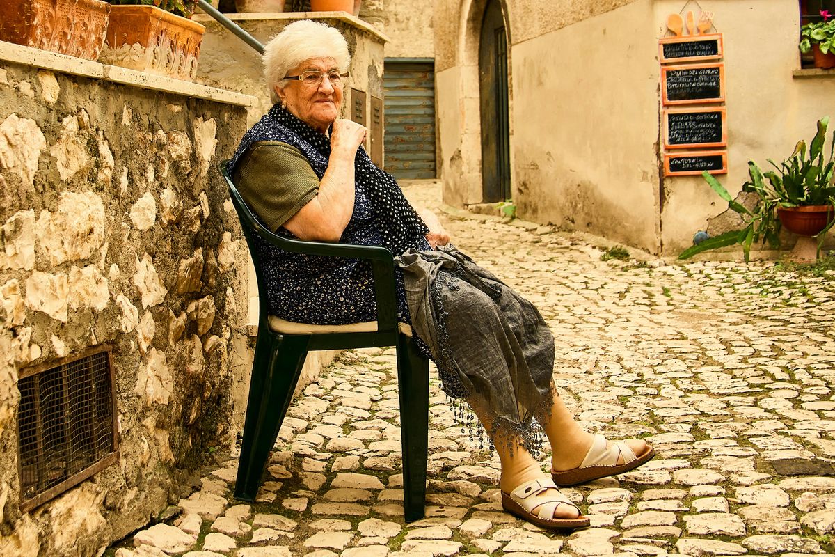 nonnamaxxing, tutorial, gaya hidup, istilah, Tren, Mengenal Tren Nonnamaxxing, Gaya Hidup Nenek-nenek Italia untuk Panjang Umur, Apa itu istilah "nonnamaxxing"?, Berdamai dengan usia, Rutin berjalan kaki, Tidak terburu-buru menjalani hidup, Dekat dengan komunitas dan keluarga