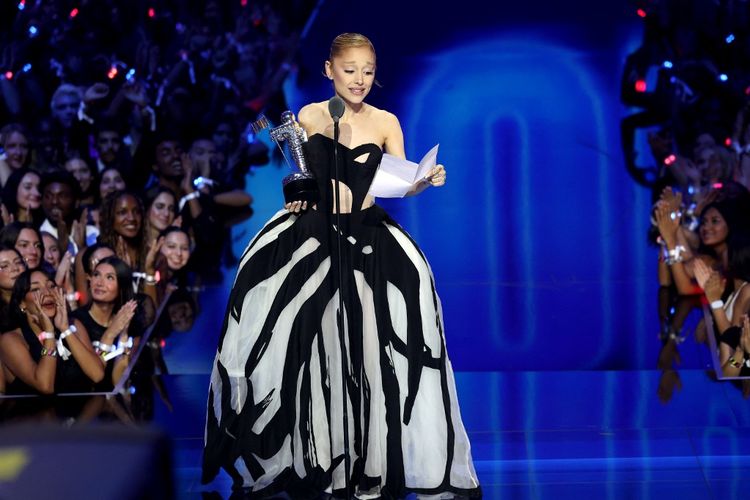 Ariana Grande, MTV VMA, ariana grande supernatural, mtv vma 2025, ariana grande now, ariana grande 2025, busana ariana grande, gaya ariana grande, gaya rambut ariana grande, 4 Gaya Ariana Grande di MTV VMA 2025, dari Polkadot hingga Balerina, 1. Dress polkadot di red carpet, 2. Dress hitam nan elegan, 3. Ball gown hitam putih, 4. Dress balerina