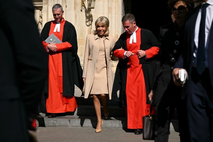 Emmanuel Macron, Brigitte Macron, gaya Brigitte Macron, Gaya Brigitte Macron, Raja Charles III, Camilla, Presiden Perancis, emmanuel macron, camilla, raja charles iii, busana brigitte macron, gaya brigitte macron, gaya istri emmanuel macron, 5 Gaya Brigitte Macron di Usia 72 Tahun Saat Kunjungan Bersama Emmanuel Macron, 1. Gaun putih di Kastel Windsor, 2. Tampilan formal bernuansa nude, 3. Gaun royal blue untuk jamuan kenegaraan, 4. Gaya semi-formal yang rapi, 5. Dress putih saat berkunjung ke Indonesia