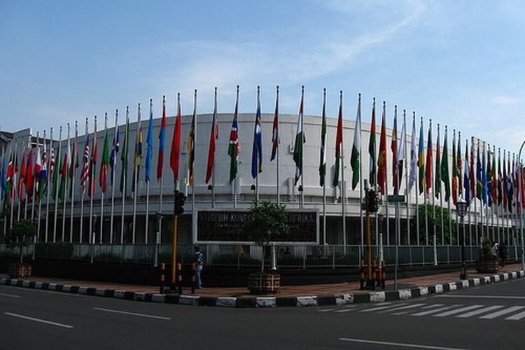 Sehari Jalan-Jalan di Braga: dari Ngopi hingga Wisata Sejarah, 1. Pagi: Menyusuri Jejak Sejarah di Museum Konferensi Asia Afrika, 2. Isi Energi Siang Hari di Warung Ngonah, 3. Keliling Bandung Naik Bandros, 4. Rehat Sambil Ngopi di Kopi Toko Djawa