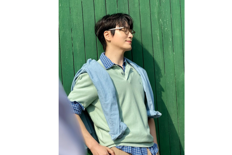 lee joon hyuk, mercy for none, drakor mercy for none, style le joon hyuk, inspirasi style lee joon hyuk, gaya lee joon hyuk, lee joon hyuk istri, fashion lee joon hyuk, 5 Gaya Lee Joon-hyuk Pemeran Drakor Mercy for None, Formal hingga Kasual, 1. Setelan jas selain hitam, 2. Nuansa off-white, 3. Cardigan weather, 4. Layering polo, 5. Preppy style