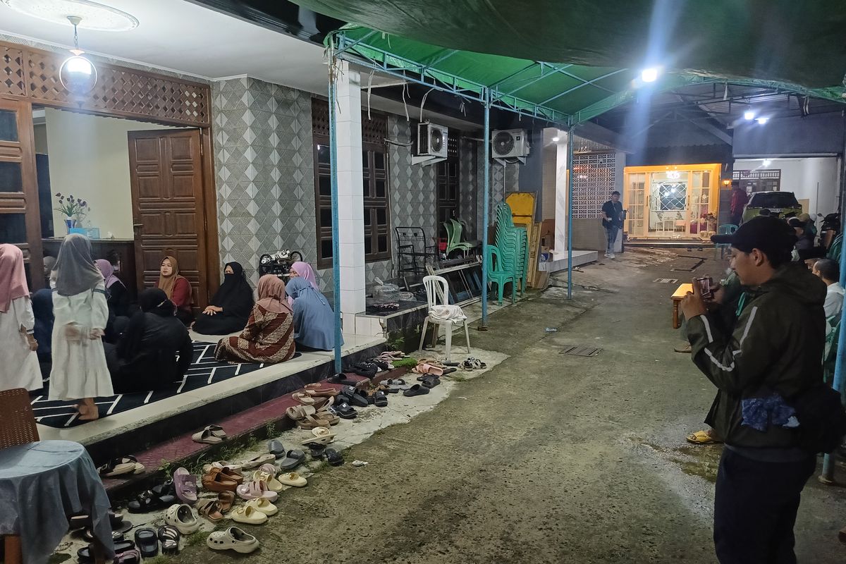 kecelakaan bus Cahaya Trans di Tol Krapyak, Firasat Anak Korban Kecelakaan Bus Cahaya Trans di Tol Krapyak, Sempat Minta Dibuatkan Kamar Baru, Firasat Anak Sebelum Kecelakaan Maut Bus Cahaya Trans, Pesan Terakhir Ibunda yang Terasa Sebagai Pertanda, Korban Baru Dua Kali Naik Bus, Jenazah Kedua Orang Tua Segera Dimakamkan