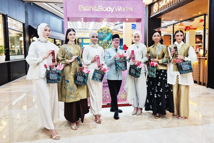 4 Tips Wangi Seharian Saat Idul Fitri di Tengah Cuaca Panas, Terapkan Ritual 3 Langkah, 1. Ritual Tiga Langkah Jadi Rahasia Ketahanan Aroma, 2. Memilih Aroma yang "Sangat Personal", 3. Menemukan "The One", 4. Gunakan Wewangian yang Memberikan Kesan Mewah