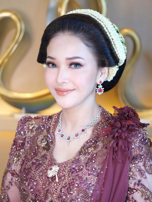 Maia Estianty, 6 Gaya Maia Estianty saat Akad Nikah El Rumi dan Syifa Hadju, Serba Elegan, 1. Kebaya maroon penuh detail bordir, 2. Sanggul tradisional yang rapi, 3. Rangkaian bunga sebagai pemanis rambut, 4. Riasan wajah soft glam yang flawless, 5. Perhiasan merah yang serasi, 6. Selendang sebagai sentuhan manis