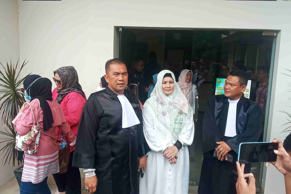 ijazah palsu, tagihan hotel, Wagub Babel, Bangka Belitung, Wakil Gubernur Bangka Belitung, Selain Ijazah Palsu, Wagub Babel Hellyana Juga Hadapi Kasus Tagihan Hotel Rp 22 Juta, Terseret Kasus Tagihan Hotel, Janji Bayar Usai Dilantik Wagub, Upaya Damai Gagal, Kasus Berlanjut ke Pengadilan, Kuasa Hukum Nilai Seharusnya Perdata, Aksi Koin Warnai Sidang Tagihan Hotel