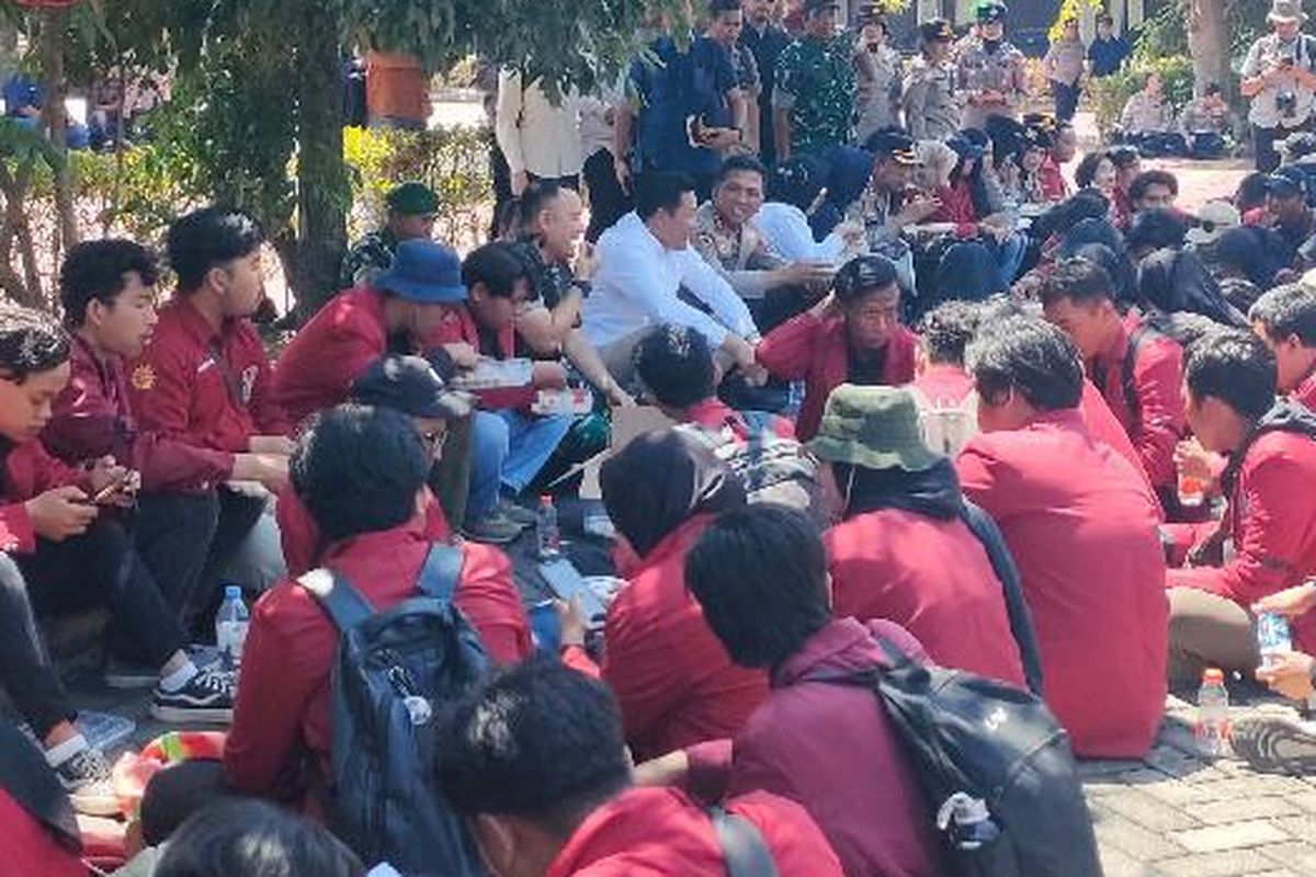 sidoarjo, demo di Sidoarjo, demo di sidoarjo hari ini, mahasiswa Sidoarjo demo, mahasiswa makan bersama bupati sidoarjo, Aksi Damai Mahasiswa di Sidoarjo, Makan Bareng Bupati hingga Bagikan Sembako