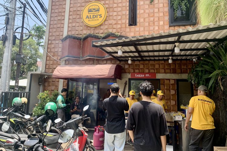 Aldis burger cempaka putih, Aldi Taher Kebanjiran Pesanan, Aldi's Burger Ludes hingga 600 Burger Sehari