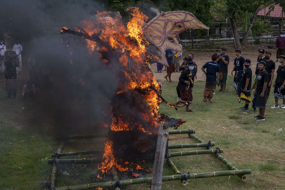 ogoh-ogoh, nyepi, alasan ogoh-ogoh dibakar, mengapa ogoh ogoh harus dibakar, Apa Alasan Ogoh-ogoh Harus Dibakar Setelah Diarak?