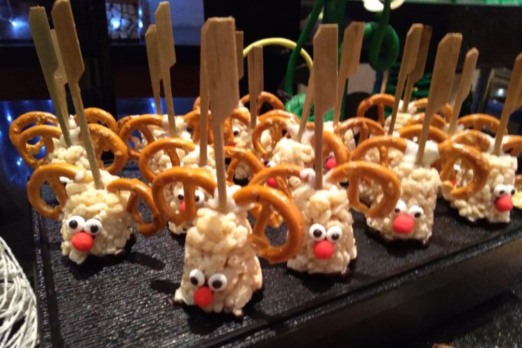 kue Natal, Cara Membekukan Kue Natal Agar Tetap Nikmat Meski Musim Liburan Usai, Pastikan kue benar-benar dingin sebelum dibekukan, Tidak semua jenis kue cocok dibekukan, Adonan kue juga bisa dibekukan, Panggang sekarang, hias nanti, Cara mencairkan kue beku dengan benar