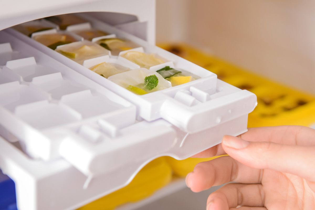 cara membuat es batu bening, es batu tidak cepat mencair, trik es batu tahan lama, tips minuman segar rumahan, Rahasia Membuat Es Batu Bening dan Tidak Gampang Cair, 1. Gunakan Air Kemasan atau Air Matang, 2. Rebus Air Hingga Mendidih, 3. Lakukan Perebusan Dua Kali, 4. Tambahkan Pendingin ke Dalam Freezer, 5. Hindari Cetakan Es Berbahan Logam, 6. Lapisi dengan Aluminium Foil, 7. Bekukan Selama 12–24 Jam