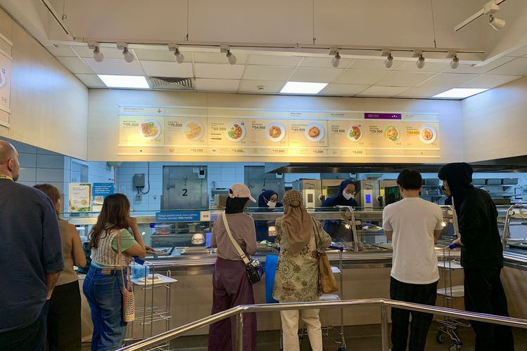 Cara Pesan Makanan di Restoran IKEA untuk Pemula, Ini Tipsnya, 1. Ambil troli dan baki makanan, 2. Pilih menu yang ingin disantap, 3. Ambil minuman sendiri dan bebas isi ulang, 4. Bayar di kasir, 5. Ambil peralatan makan dan cari meja kosong, 6. Nikmati makanan dan rapikan piring kotor