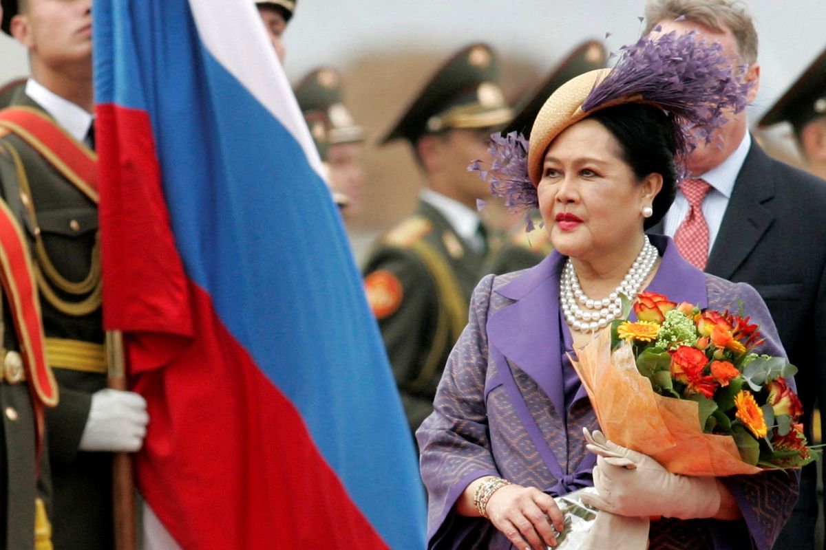 ratu sirikit, Ratu Sirikit meninggal, queen sirikit, gaya busana ratu sirikit, ratu sirikit ikon fashion, Ratu Sirikit Wafat, Intip 5 Gaya Busana Ikonik Sang Ratu Thailand, 1. Balutan Chut Thai emas , 2. Gaya modern dengan balutan warna ungu, 3. Elegan dengan busana marun, 4. Tampilan mewah dengan busana serba ungu, 5. Perpaduan gaya yang anggun dalam balutan ungu 