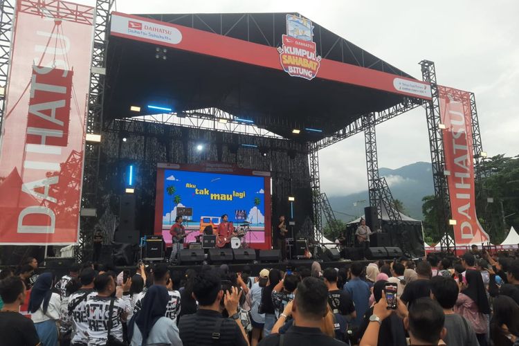 Pengunjung Puas Nonton D’Masiv di Daihatsu Kumpul Sahabat Bitung 2025