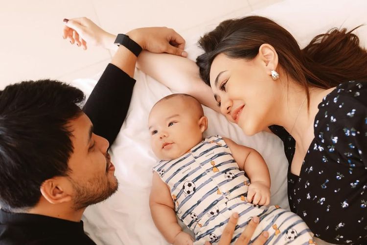 Aaliyah Massaid, Thariq Halilintar, Aaliyah Massaid dan Thariq Halilintar, aaliyah massaid jadi ibu, baby arash anak thariq, 7 Momen Hangat Aaliyah Massaid dan Thariq Halilintar dengan Baby Arash yang Berusia 3 Bulan, 1. Momen hangat keluarga kecil, 2. Busana sporty, 3. Thariq gendong dan cium Baby Arash, 4. Peluk hangat ibu, 5. Baby Arash tengkurap di kasur, 6. Momen bertiga di dekat jendela, 7. Kebersamaan penuh tawa