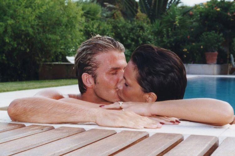 Victoria Beckham, David Beckham, Victoria Beckham dan David Beckham anniversary, anniversary Victoria dan David Beckham, pernikahan Victoria dan David Beckham, 26 Tahun Pernikahan, Victoria dan David Beckham Bagikan Momen Romantis, David Beckham tak kalah romantis, Perjalanan cinta Victoria dan David, Menggelar pernikahan intimate, Gaun yang memukau