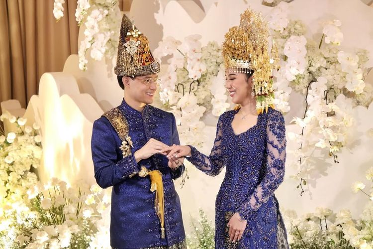 adat Aceh, Teuku Rassya, 5 Detail Gaya Pernikahan Teuku Rassya dan Cleantha Islan, Pakai Adat Aceh, 1. Palet busana navy blue, 2. Suntiang Aceh yang ikonik, 3. Riasan wajah 'soft glam' yang flawless, 4. Detail aksesori, 5. Agus Harimurti Yudhoyono (AHY) jadi saksi nikah