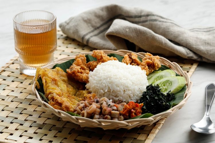 Surabaya, kuliner, Nasi Cumi, Rawon Setan, kuliner surabaya, makanan khas surabaya, Nasi Cumi Pasar Atom, wisata kuliner surabaya, kuliner di surabaya, tempat makan legendaris di surabaya, sego sambel mak yeye surabaya, Lontong Balap Asli Pak Gendut, rawon setan surabaya, sego sambel, Dari Rawon Setan sampai Sate Lisidu, Ini 7 Kuliner Surabaya yang Bikin Ketagihan, 1. Rawon Setan Mbak Endang, 2. Sate Lisidu, 3. Sego Sambel Mak Yeye, 4. Soto Lamongan Cak Har, 5. Lontong Balap Garuda Pak Gendut, 6. Zangrandi Ice Cream, 7. Nasi Cumi Pasar Atom